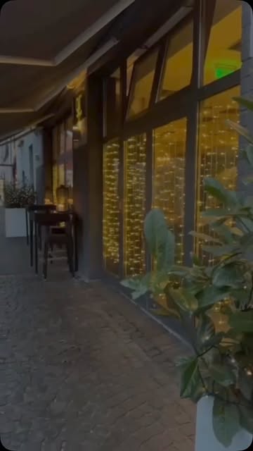 Terrasse des Café GR am Abend mit Lichterketten