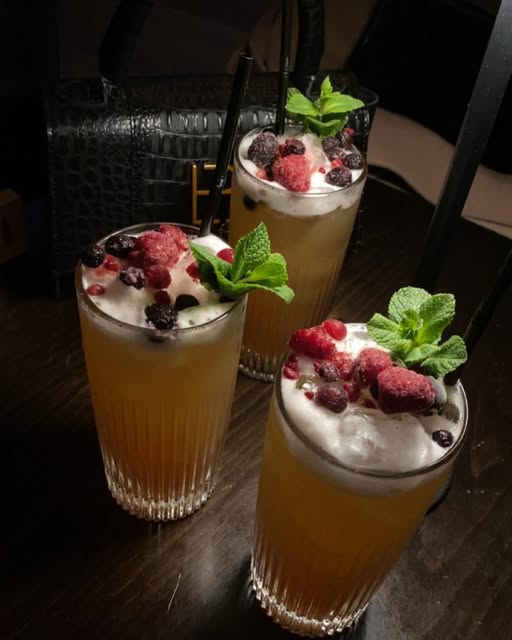 Hausgemachter Cocktail mit frischen Beeren und Minze im Café GR